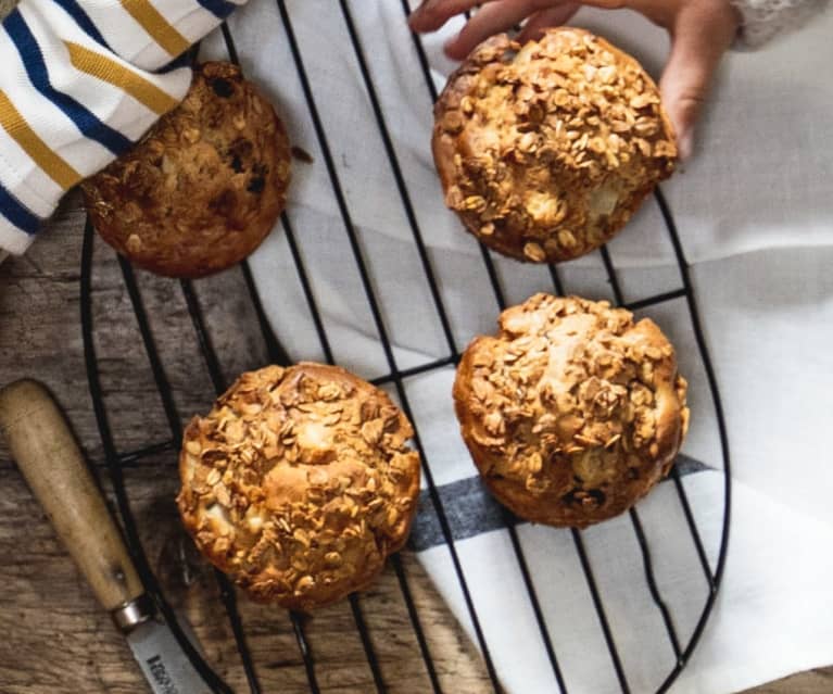 Muffins au granola, poire et raisins secs