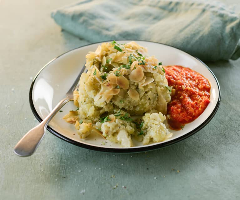 Erdäpfel-Sellerie-Gratin mit Paprikasauce