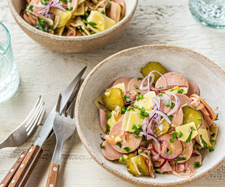 Insalata di würstel e formaggio