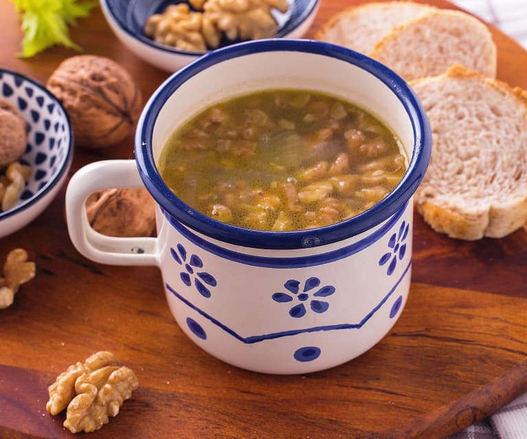 Zuppa di noci e sedano