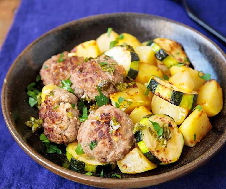 Koftas de ternera con guarnición de patatas y calabacín al limón