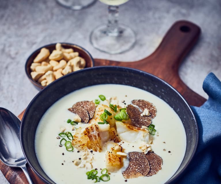 Trüffelsuppe mit Kabeljau und Cashewbröseln