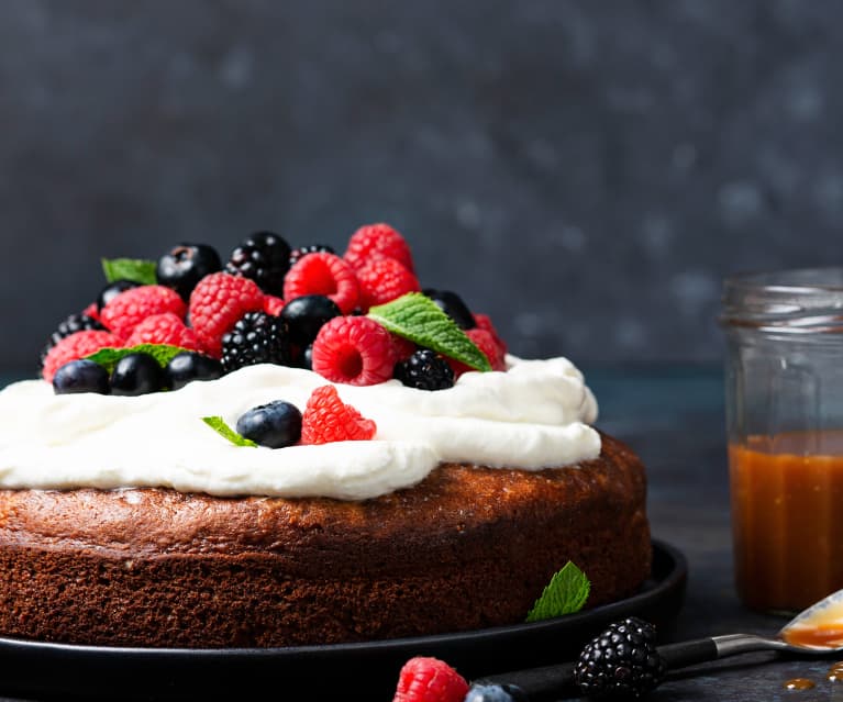 Bizcocho de caramelo con frutas y salsa de caramelo