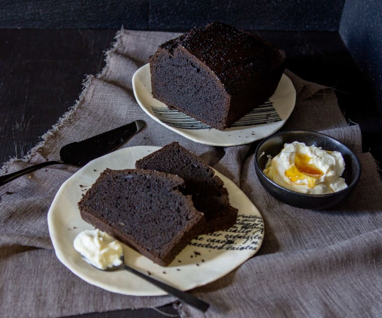 Panqué de plátano y ajonjolí negro