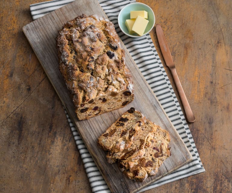 Brød med frukt og nøtter