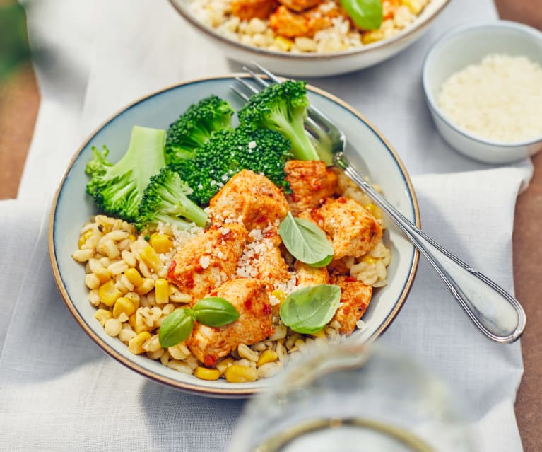 Hähnchen-Sonnenweizen-Bowl mit Brokkoli und Mais