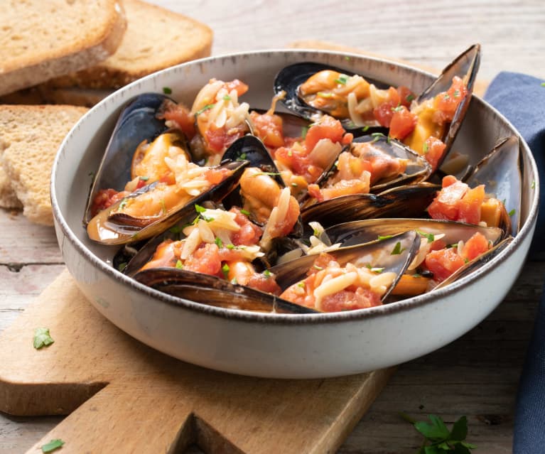 Mejillones en salsa de tomate con pasta