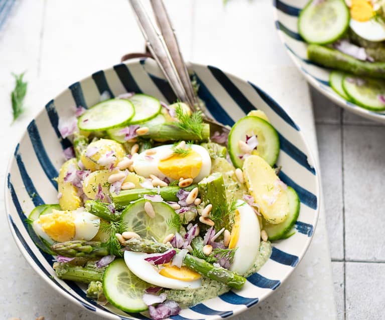 Salade van nieuwe aardappelen en asperges met dille-pesto