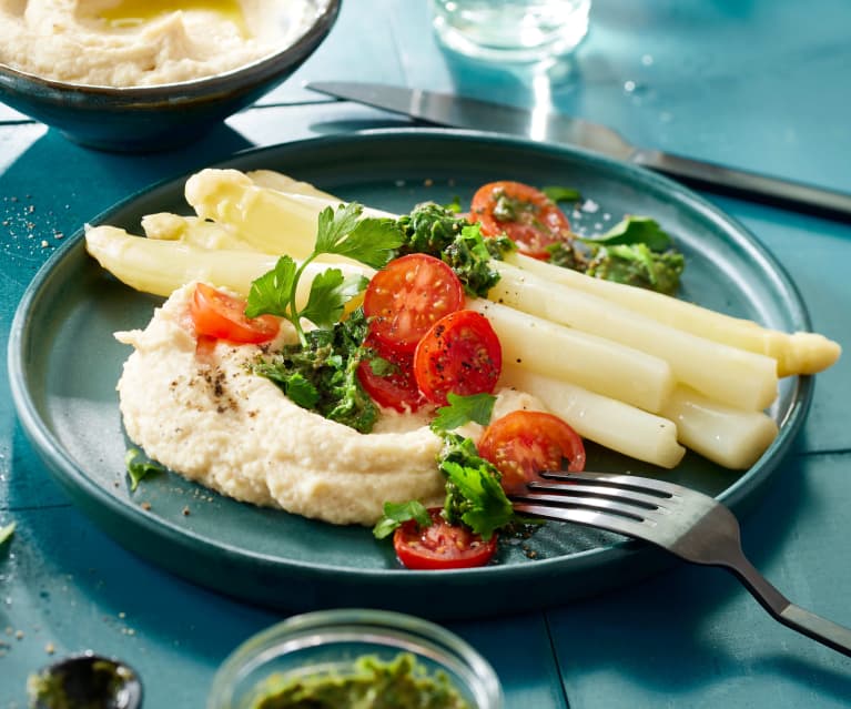 Mediterraner Spargel mit Sellerie-Hummus und Oliven-Petersilien-Gremolata