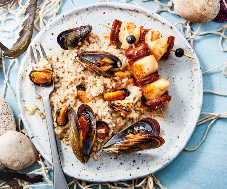 Risotto aux moules et algues, brochettes de saint-jacques et chorizo