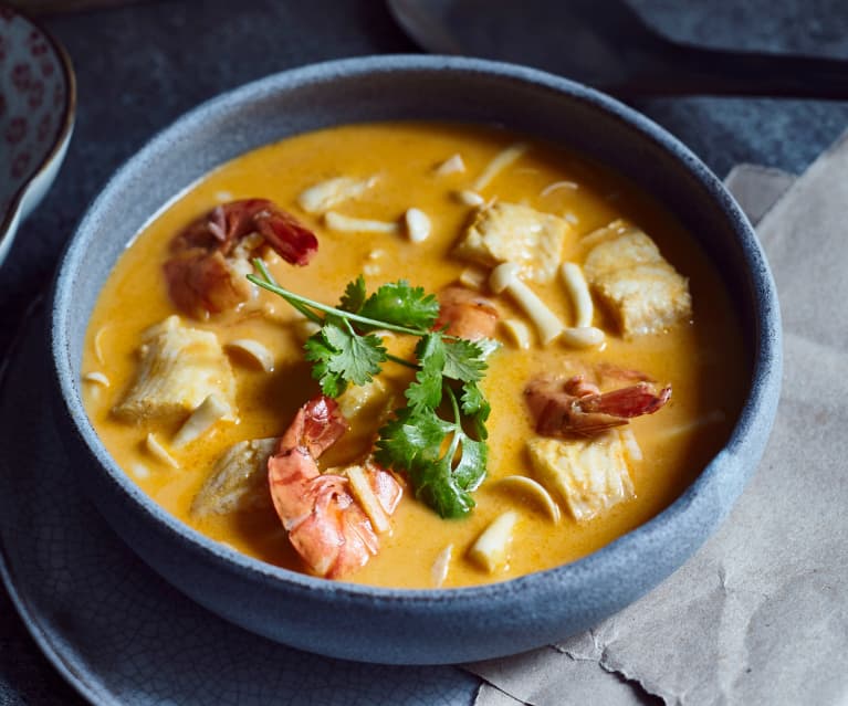 Zuppa tom yum con frutti die mare