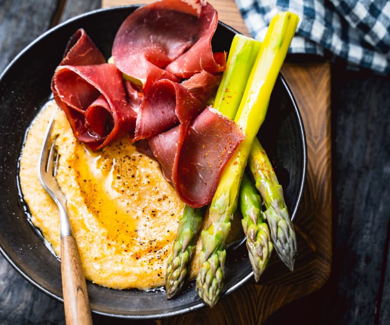 Polenta crémeuse à la cannelle, asperges et bresaola