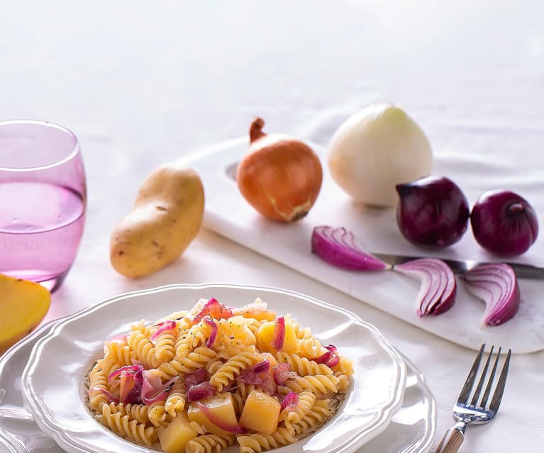 Pasta risottata con cipolle caramellate e patate