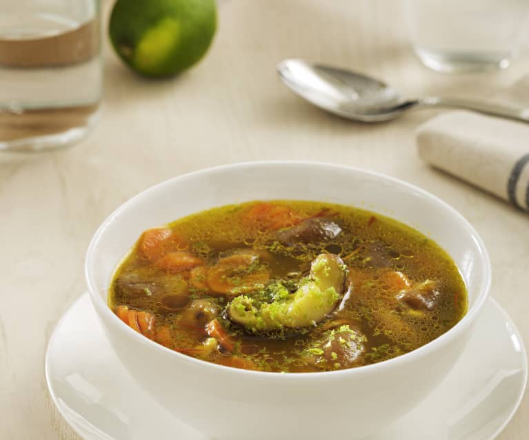 Sopa de shiitake, lima y azafrán