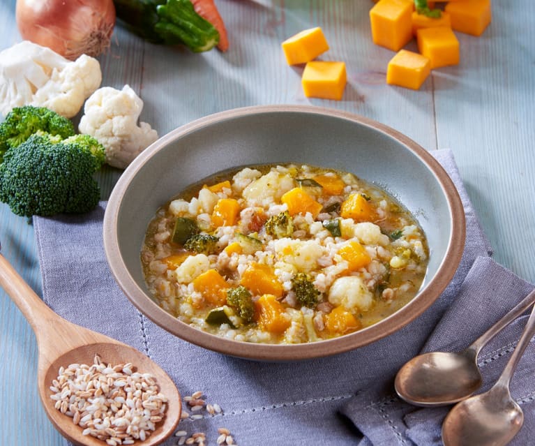 Minestra di cereali e verdure invernali