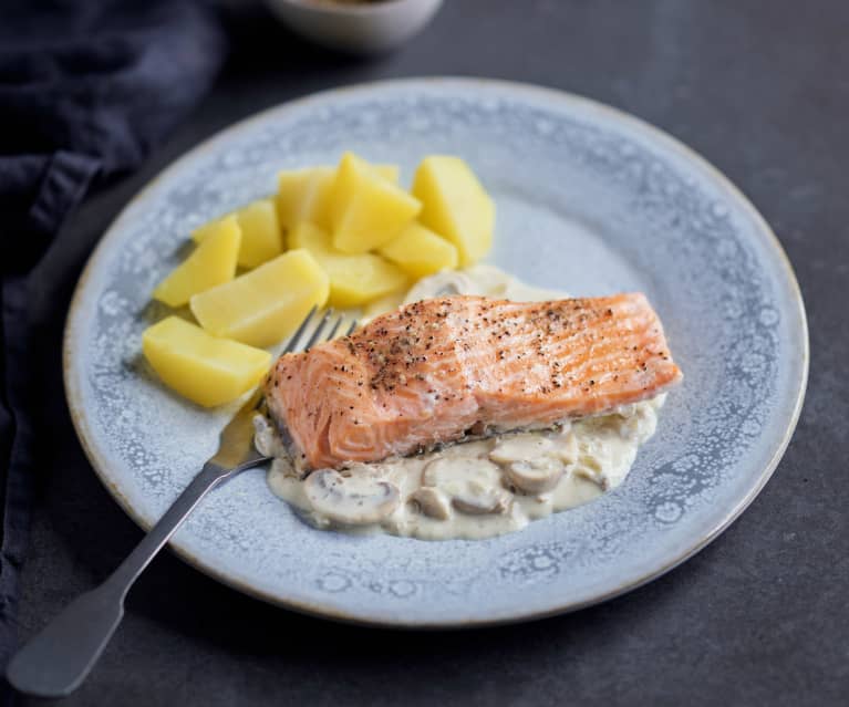 Saumon et pommes de terre, sauce aux champignons