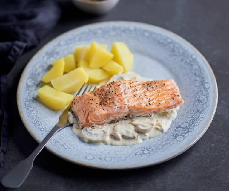 Salmón con salsa de champiñones y patatas