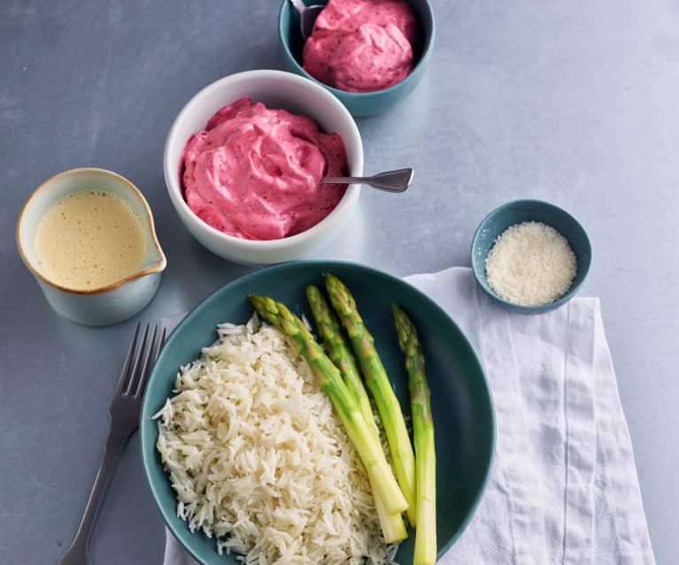 Spargel mit Parmesan-Reis, Zitronen-Hollandaise und Beerenschaum