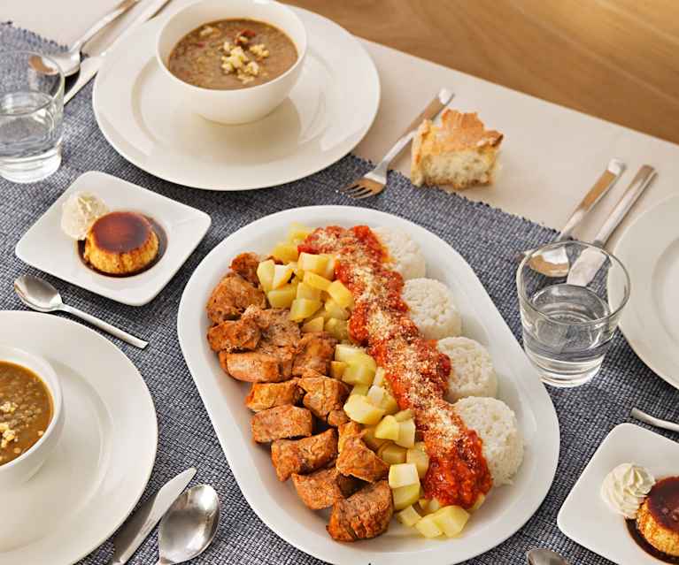 Menú: Lentejas estofadas. Solomillo de cerdo con patatas y salsa de tomate. Quesillo Menú: Lentejas estofadas. Solomillo de cerdo con patatas y salsa de tomate. Quesillo