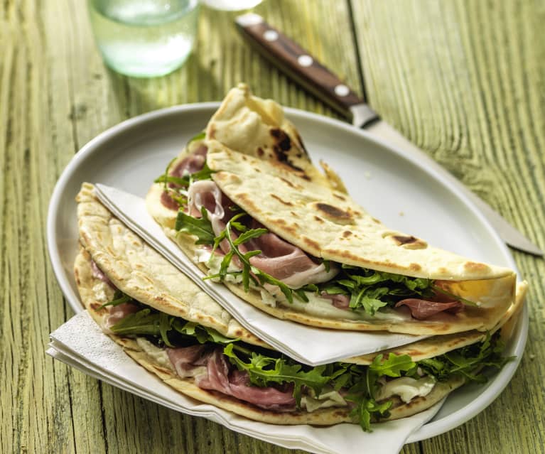 Piadine (fatte in casa) con Squacquerone (fatto in casa!), Rucola e  Radicchio 