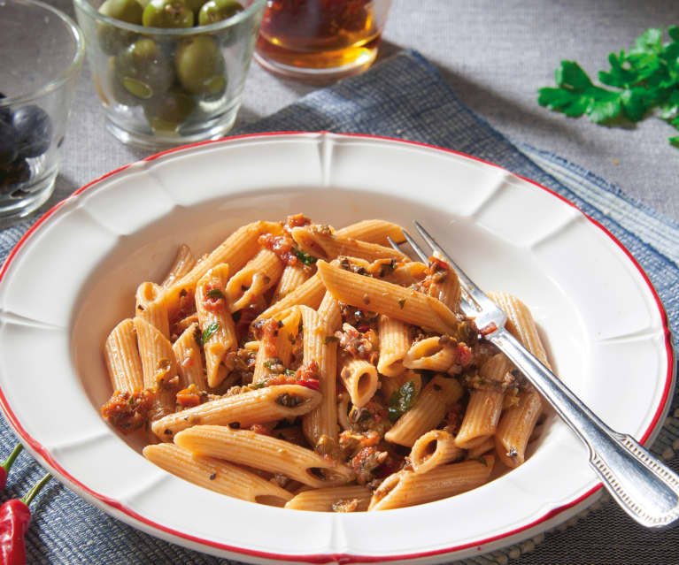 Pasta integrale con sugo di pomodoro e olive nere