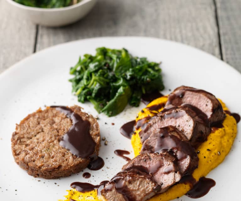 Zweierlei vom Lamm mit Möhren-Ingwer-Püree und Rotwein-Jus Zweierlei vom Lamm mit Möhren-Ingwer-Püree und Rotwein-Jus