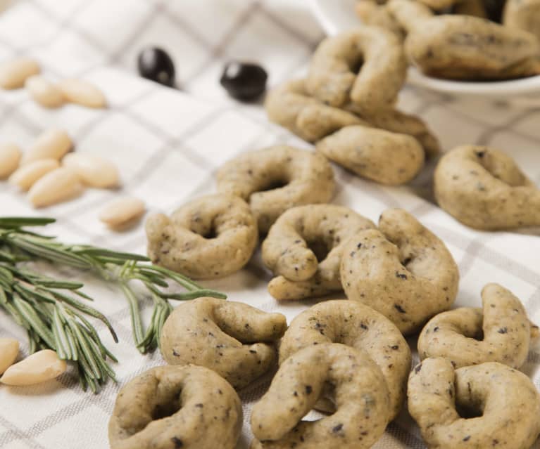 Taralli con farina di mandorle, rosmarino e olive