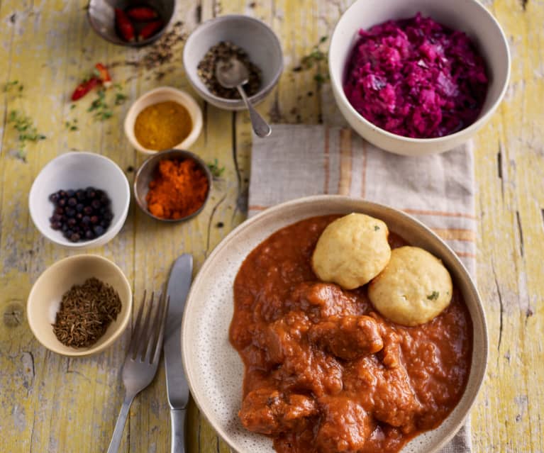 Rindergulasch mit Semmelknödeln und Rotkohl