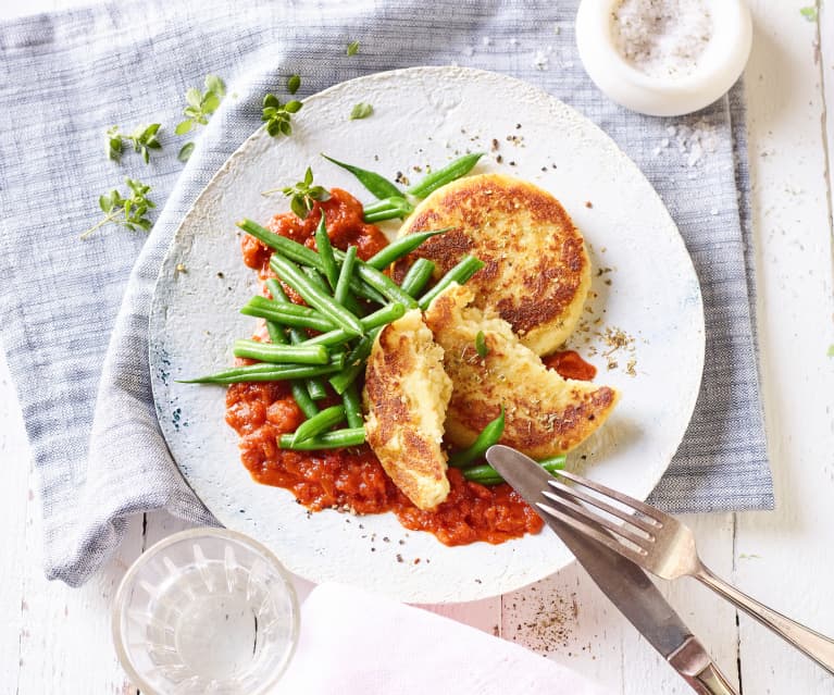 Aardappel en amandel schijf met bonen en tomatensaus