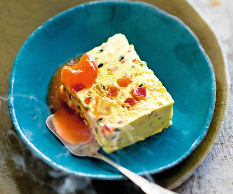 Nougat glacé aux fruits de la Passion, coulis de papaye