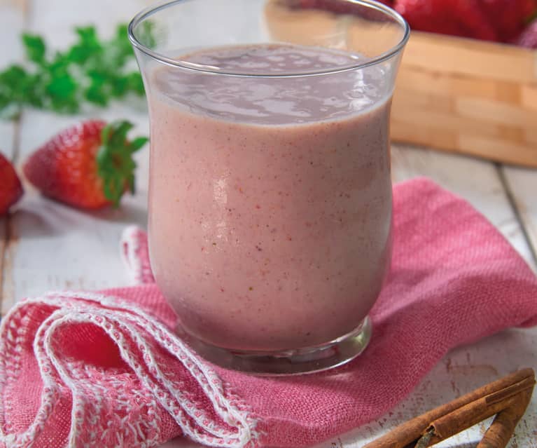 preparare un frullato di frutta alla fragola matura con un