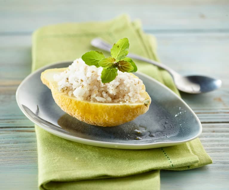 Zitronenhälften mit Granita