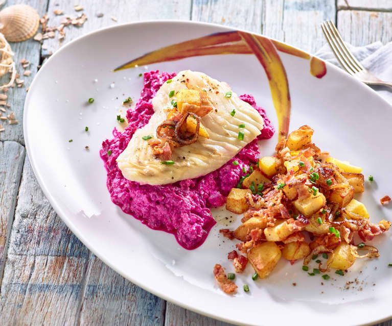 Steinbuttfilet auf lauwarmem Rote-Bete-Apfel-Salat mit Kartoffelgröstel