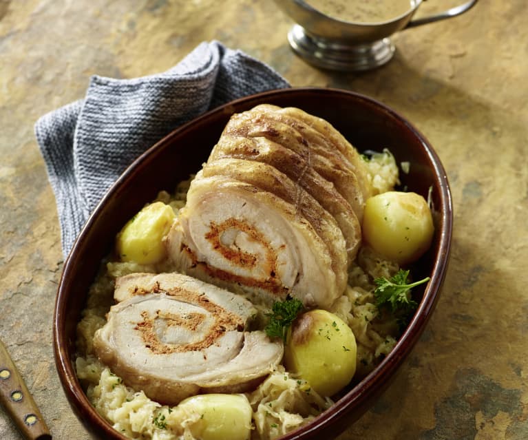 Gefüllter Schweinenacken mit Sauerkraut und Kartoffeln