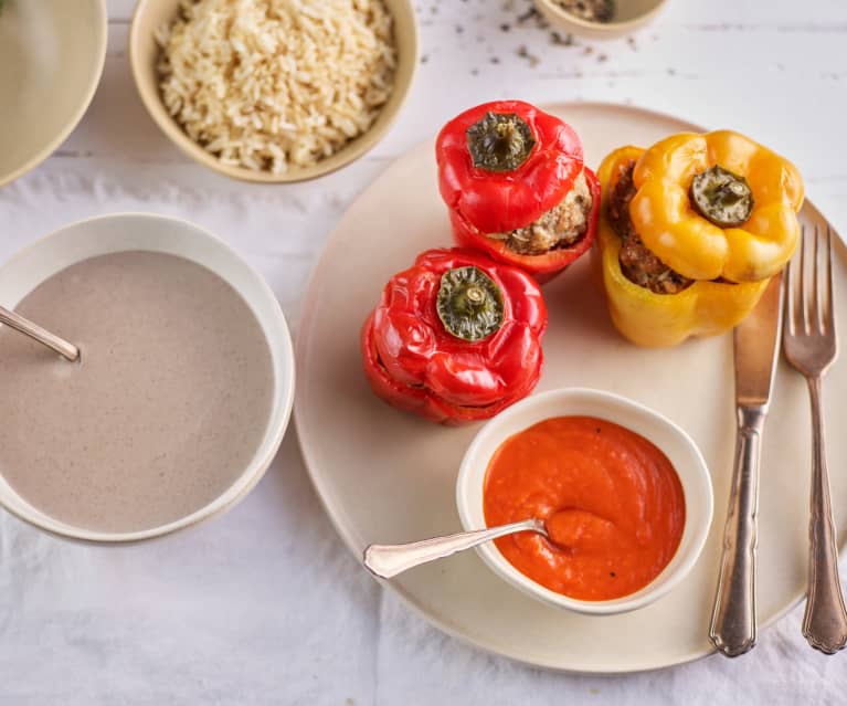 Menú: Crema de champiñones. Pimientos rellenos y arroz integral en salsa de tomate