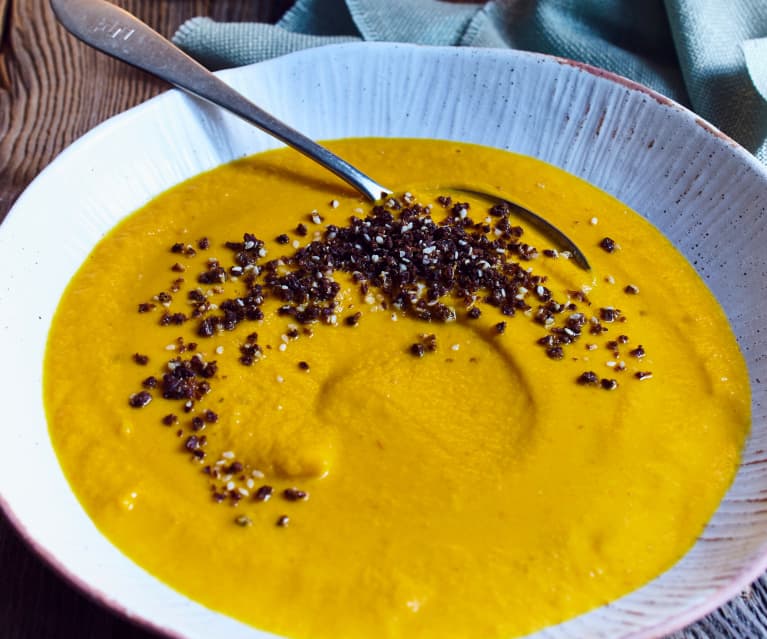 Möhrencremesuppe mit geröstetem Pumpernickel