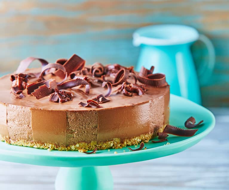 Pastel de chocolate con profiteroles