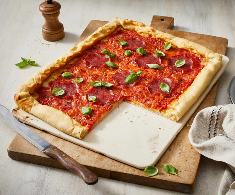 Salámová pizza se sýrovými okraji