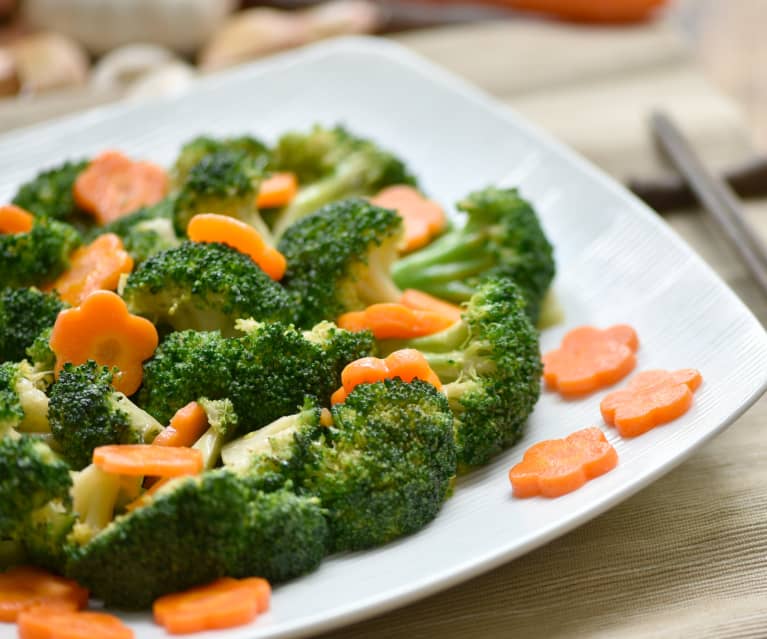 Stir fried broccoli with carrot