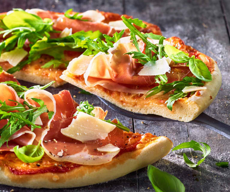 Pizza mit Rucola und Parmaschinken