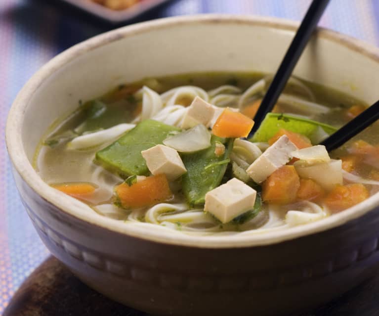 Zuppa asiatica vegana con tofu