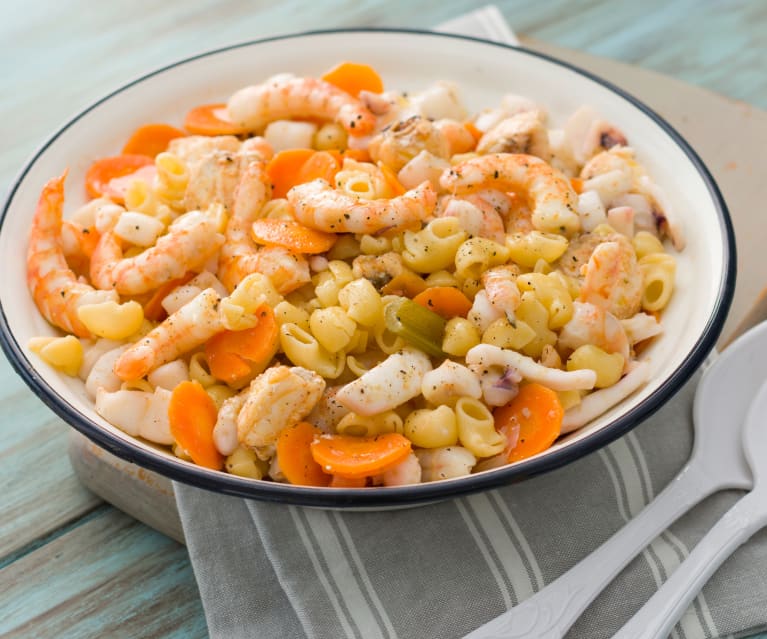 Ensalada de pasta con rúcula y frutos de mar 