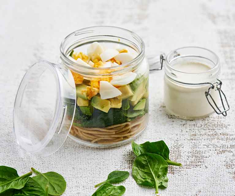 Salada em frasco de massa integral e molho de caju