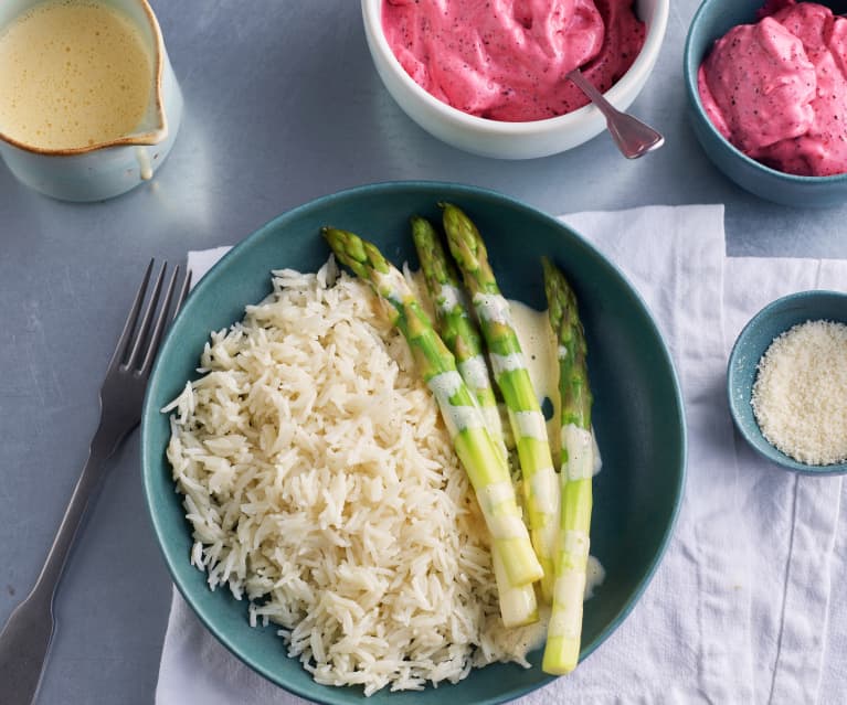 Menú: Espárragos verdes con arroz y sabayón de limón. Espuma de frutos rojos