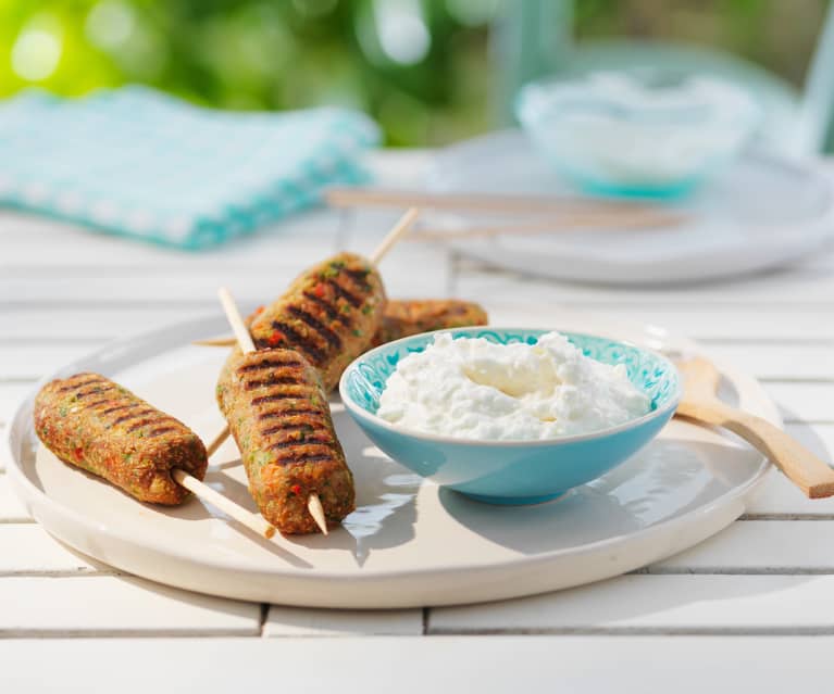 Cevapcici-Spieße aus Lammfleisch mit Fetadip