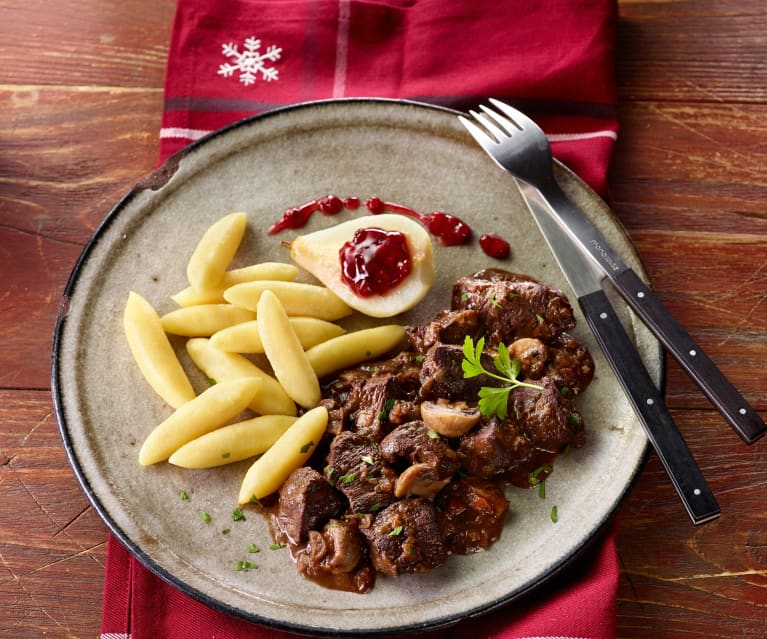 Hirschragout mit Preiselbeer-Birnen und Schupfnudeln - Cookidoo® – the ...