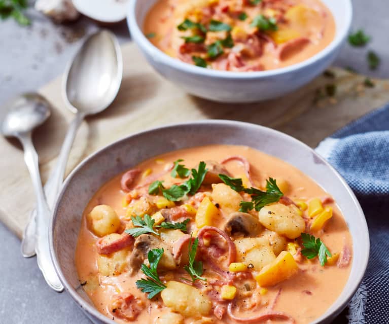 Cremig-bunter Gnocchitopf mit Salamistreifen