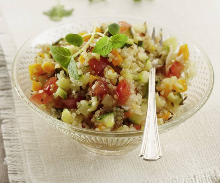 Salad quinoa dengan sayur renyah
