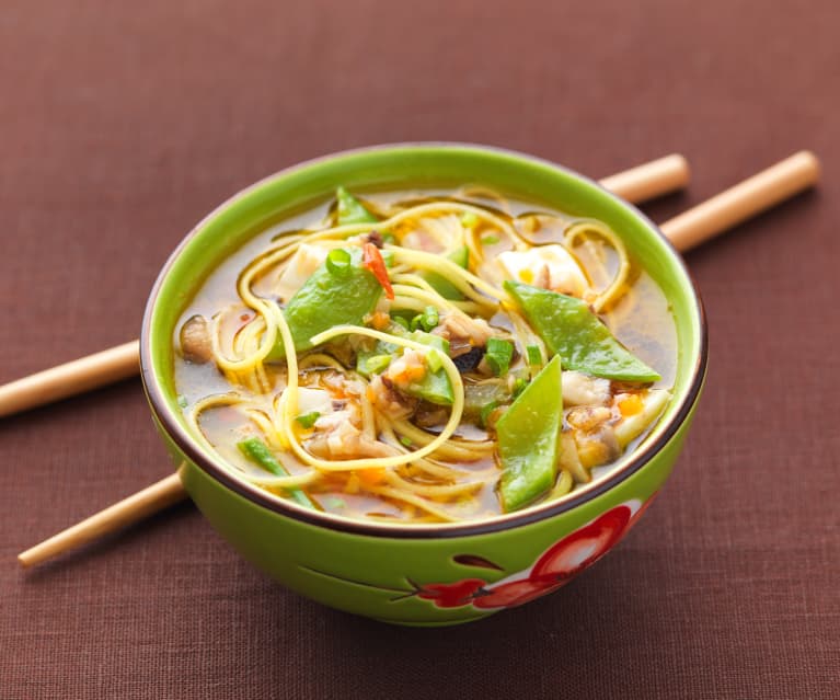 Chinesische Gemüse-Nudel-Suppe mit Yuba