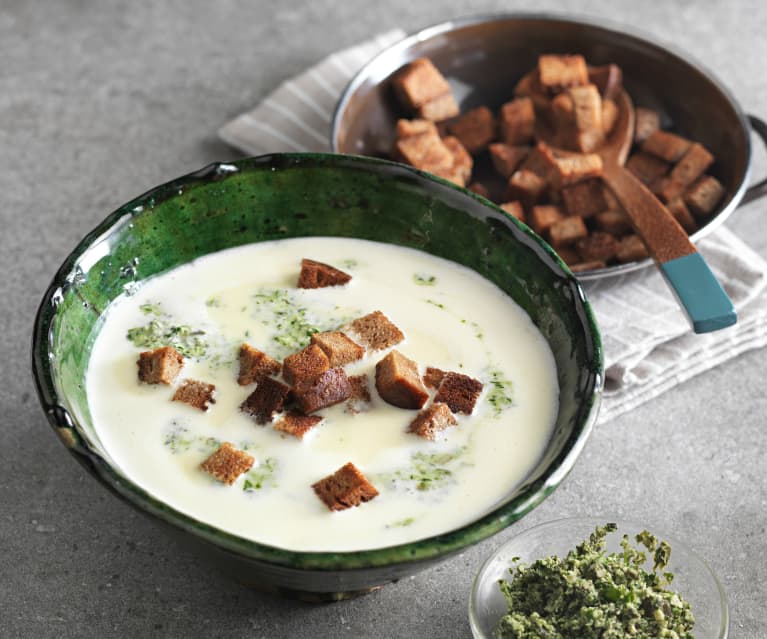 Almkäsesuppe mit Kräutern und geröstetem Brot